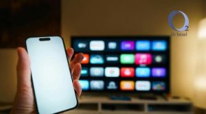 אנשים עובדים מול מסכי מחשב בחלל סגור המדגים חשיפה ממושכת לסביבה פנימית עם איכות אוויר מוגבלת 